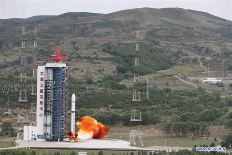 China lanza cuatro satélites en cohete Gran Marcha 2D