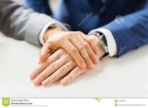 Chiuda Su Delle Mani Gay Delle Coppie Con Le Fedi Nuziali Sopra Fotografia Stock Immagine Di