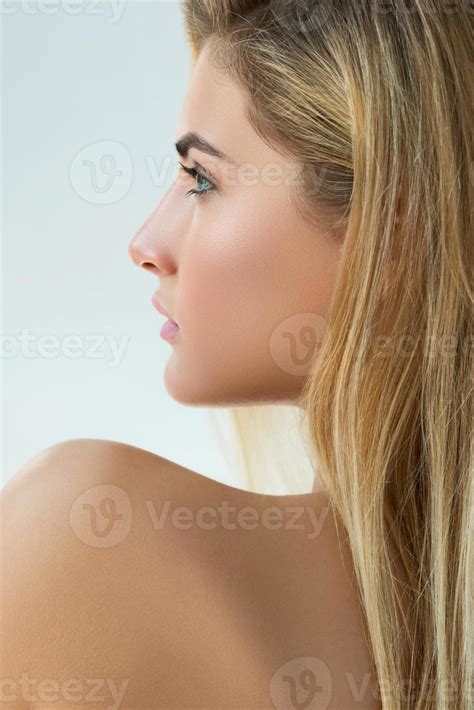 Portrait De Belle Femme Blonde En Studio Photo De Stock Chez Vecteezy