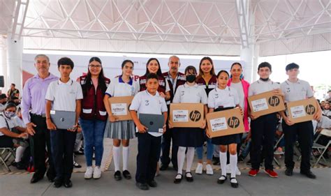 Gobernadora Entrega Miles De Computadoras Gratuitas A Estudiantes De