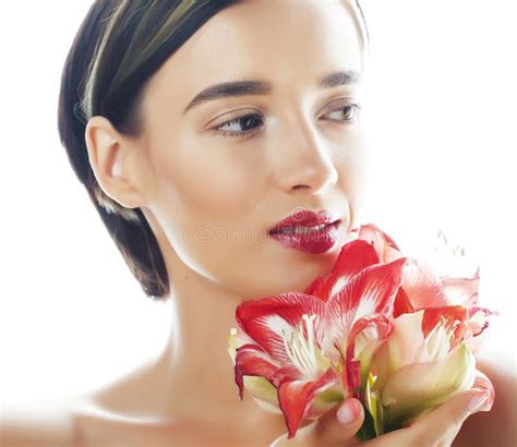 Junge H Bsche Frau Mit Rotem Brunette Blumenamaryllisabschlu Oben Isoliert Auf Wei Em