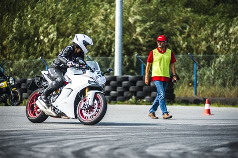 Jak nauczyć się szybko jeździć motocyklem sportowym Yamaha R1 na