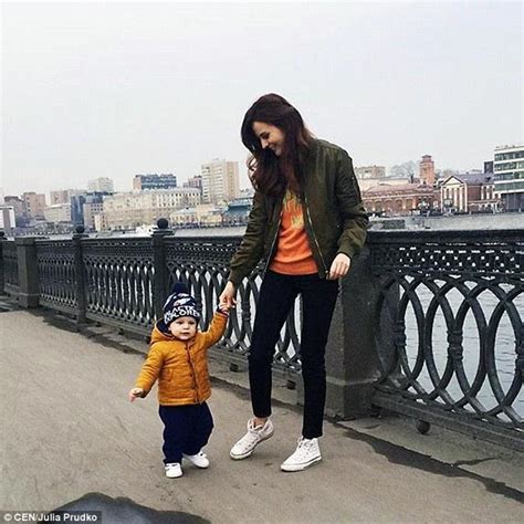 Nữ doanh nhân xinh đẹp gây sốt khi đăng ảnh nude cho con bú