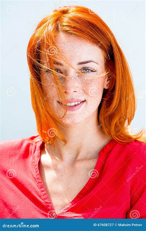 Verticale D Une Belle Jeune Femme Rousse Image Stock Image Du Beaut