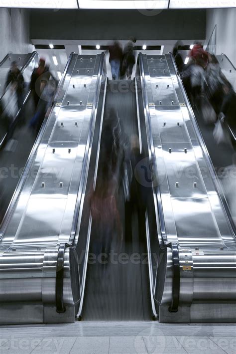 Commuters are venting about 86 St elevator delays during rush hour 17