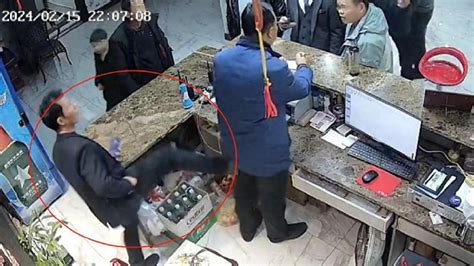 公职人员殴打酒店老板并威胁“要消防查处报复”？消防回应消防酒店殴打新浪新闻