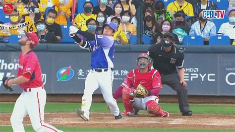 0529 味全 Vs 中信 二局下，周思齊擊出右外野方向深遠飛球，味全兩名外野手相撞，打者攻佔三壘 Youtube