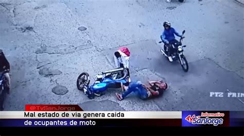 Mal Estado De V A Genera Ca Da De Ocupantes De Moto Youtube