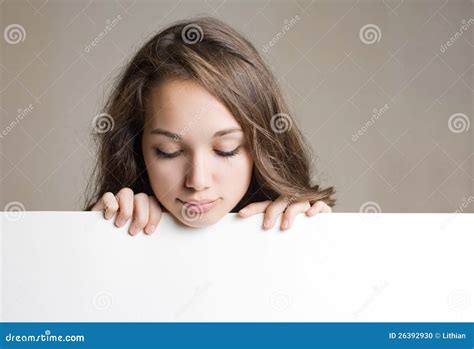 Herrlicher Junger Brunette Jugendlich Mit Unbelegtem Zeichen Stockfoto Bild Von Vorstand