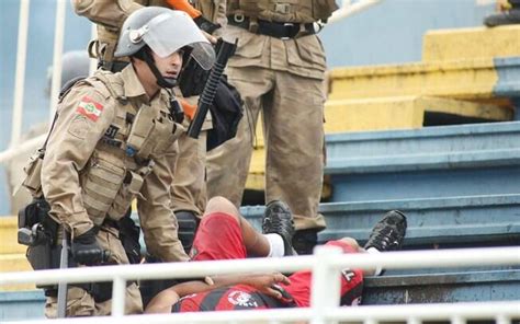 Sem Pm No Estádio Briga De Torcedores Paralisa Jogo Entre Atlético Pr E Vasco Futebol Ig