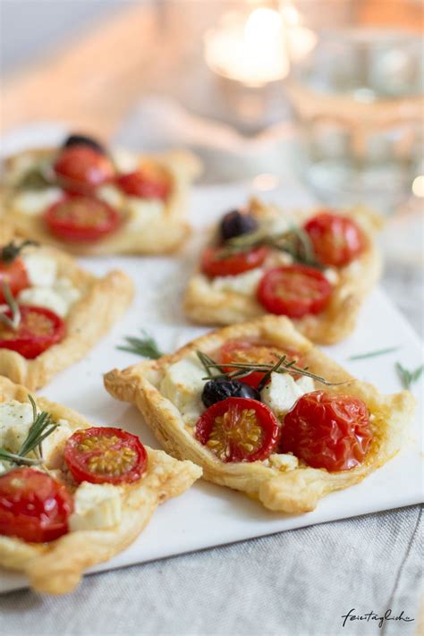 Schnelle Bl Tterteig Ecken Mit Tomaten Schafsk Se Rosmarin Dazu