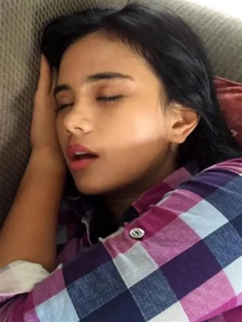 pose tidur artis cantik  bikin kaget
