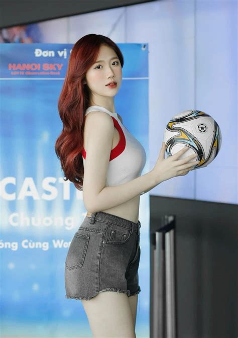 Hot girl K cao m da trắng như tuyết đồng hành Nóng cùng World Cup