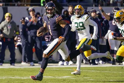 Bears Qb Justin Fields Takes Aim At 1000 Yard Rushing Mark