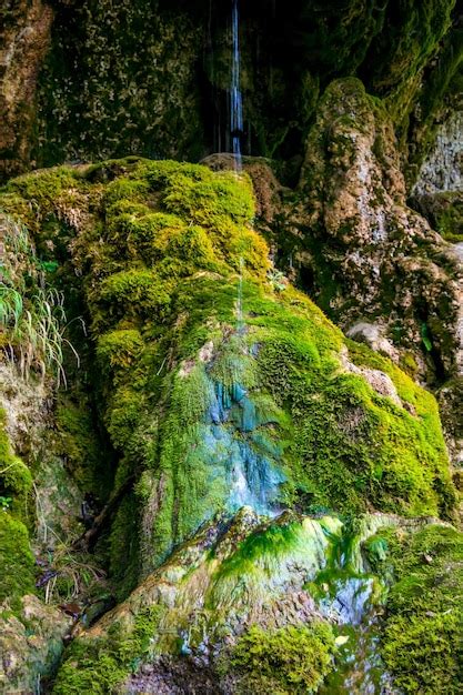 Photo De Petite Belle Cascade Qui Coule Dans La Grotte Photo Premium