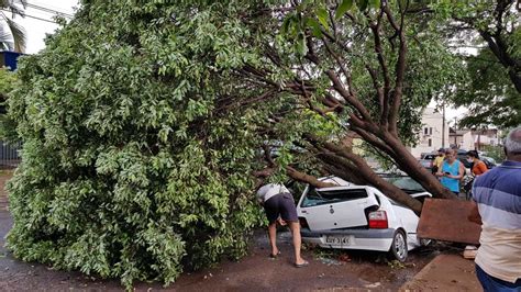 Temporal rompeu fiação e deixou 25 bairros sem energia em Dourados