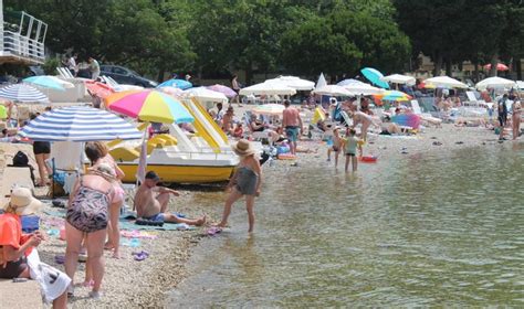 Turisti preplavili Neum Cijene su više za deset ili petnaest posto