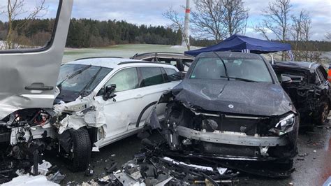 A6 Nürnberg Massenkarambolage mit 17 Fahrzeugen ein Mensch stirbt