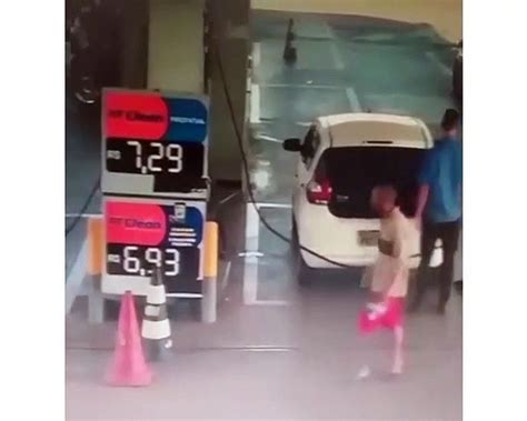 Homem ateia fogo em carro e é preso em posto de gasolina Vídeo