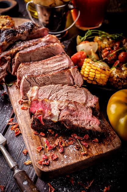 Filete A La Plancha En Rodajas Sobre Una Tabla Para Cortar Foto Premium