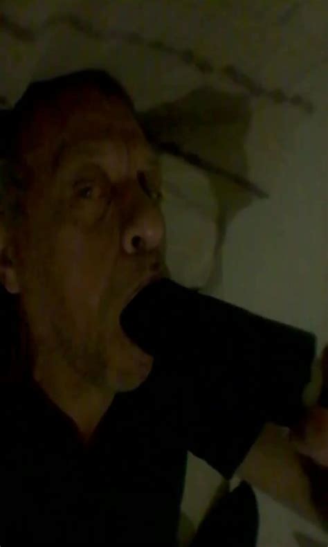 CARLINHOS CHUPANDO DILDO PRETO 2 ThisVid 日本語で