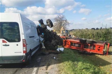 Dramatyczny wypadek ciągnika i busa Traktor aż stanął dęba