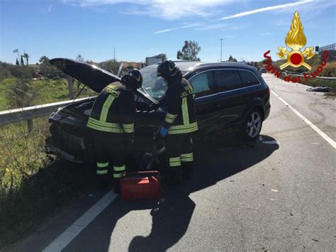 Crotone Incidente Fra Due Auto Sulla Strada Statale 106 Jonica Tre