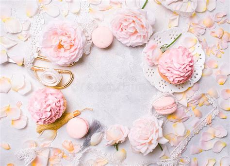 Rosa Kleine Kuchen Mit Rosen Und Feiertagsdekor Im Rahmen Festlich Und