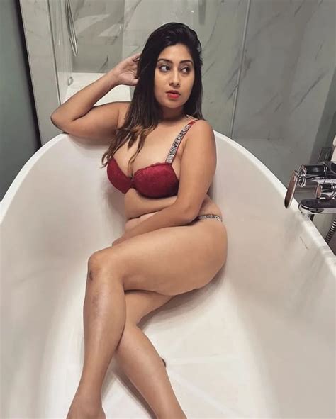 4 Hot Sexy Fariha Razak Bikini Pics