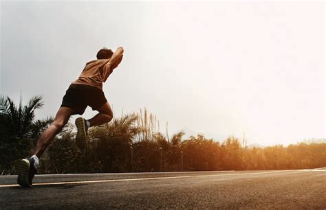 Corredor de homem começa a correr na estrada Foto Premium