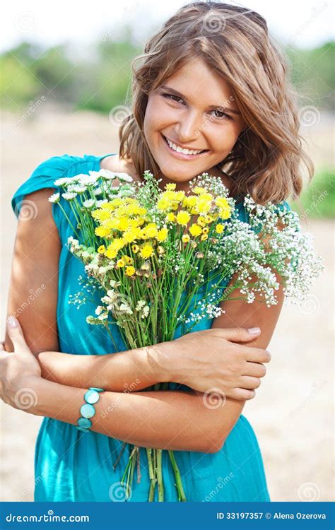 Menina Que Guarda O Ramalhete Das Flores Imagem De Stock Imagem De