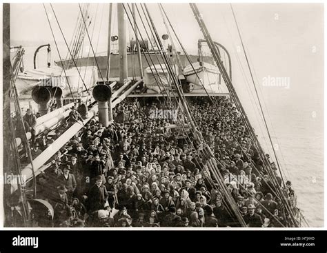 Immigrants 1900s ellis island hi-res stock photography and images - Alamy