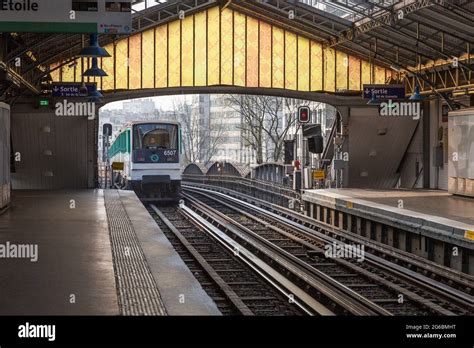 Bir Hakeim metro station. Paris, France Stock Photo - Alamy