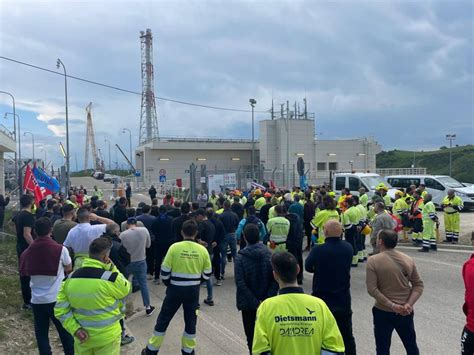 Tempa Rossa Presidio E Sciopero Dei Lavoratori Della Lucania Servizi