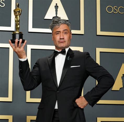 PsBattle: Taika Waititi holding his Oscar : r/photoshopbattles