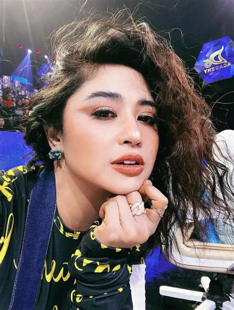 Pesona Dewi Perssik Dengan Gaya Rambut Keriting Tampil Stunning Foto