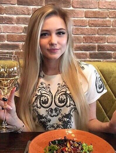 Blonde Stunner Scrolller