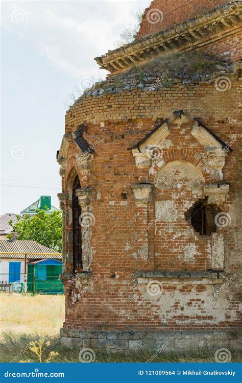 Fragmentos Da Igreja Velha E Abandonada Do Tijolo Foto De Stock