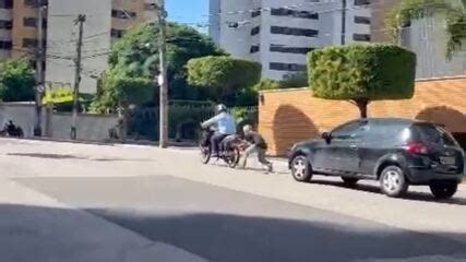 Motociclista Joga Capacete E Quebra Vidro De Carro Em Briga No Tr Nsito