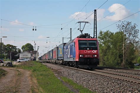 Am 13 04 2017 Fuhr Re 482 011 4 ChemOil Mit Einem Bunten KLV Durch