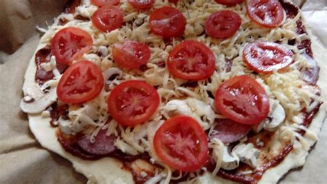 Przepis Pizza Z Pomidorami Przepis Gotujmy Pl