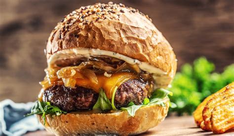 Бургеры с карамелизированным луком — Лайфхакер