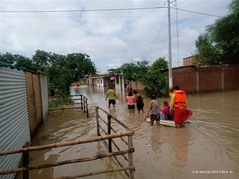 Policía evacúa a pobladores afectados por las intensas lluvias en Piura