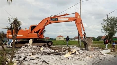 Nekat Berdiri Di Atas Saluran Irigasi Garasi Mobil Hingga Warung