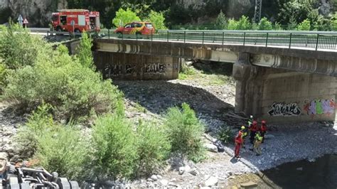 Muere un camionero de Zaragoza al caer al río Cinca en la A 138 en