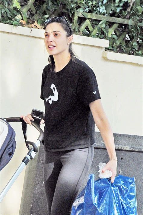 gal gadot taking her baby daughter out for a stroll in london, uk-040918_2