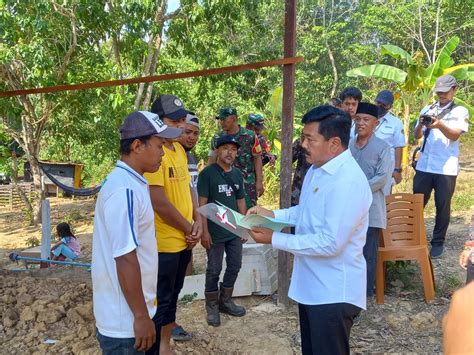 MENTERI HADI SERAHKAN SERTIFIKAT TANAH DOOR TO DOOR DI BALIKPAPAN