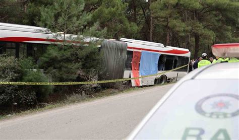 Zmir De Feci Kaza Tir Belediye Otob S Ne Arpt L Ve Yaral Lar Var