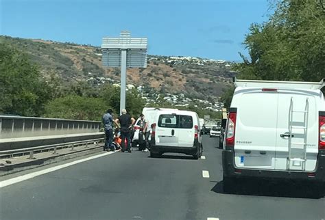 Un motard à terre sur la quatre voies de Saint Paul