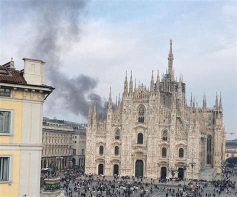 Milano Incendio In Pieno Centro A Piazza Duomo Numerosi Vigili Del